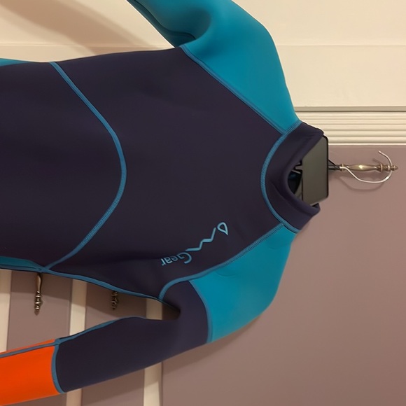 Women’s size medium wetsuit - Picture 2 of 3
